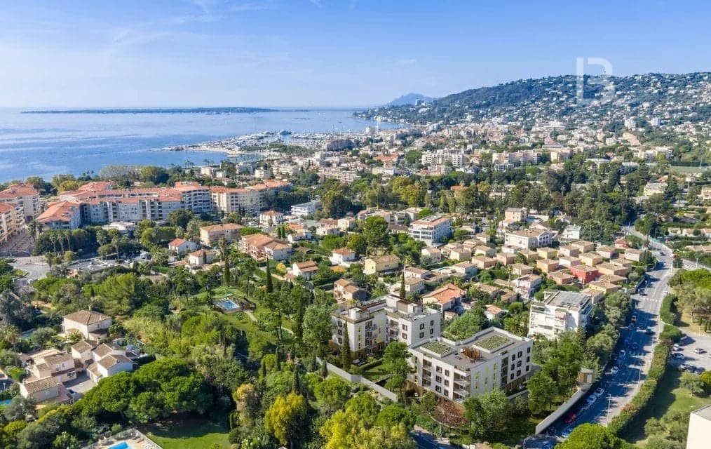 Antibes Proche Plage, appartement 3-pièces Jardin Privatif, Piscine