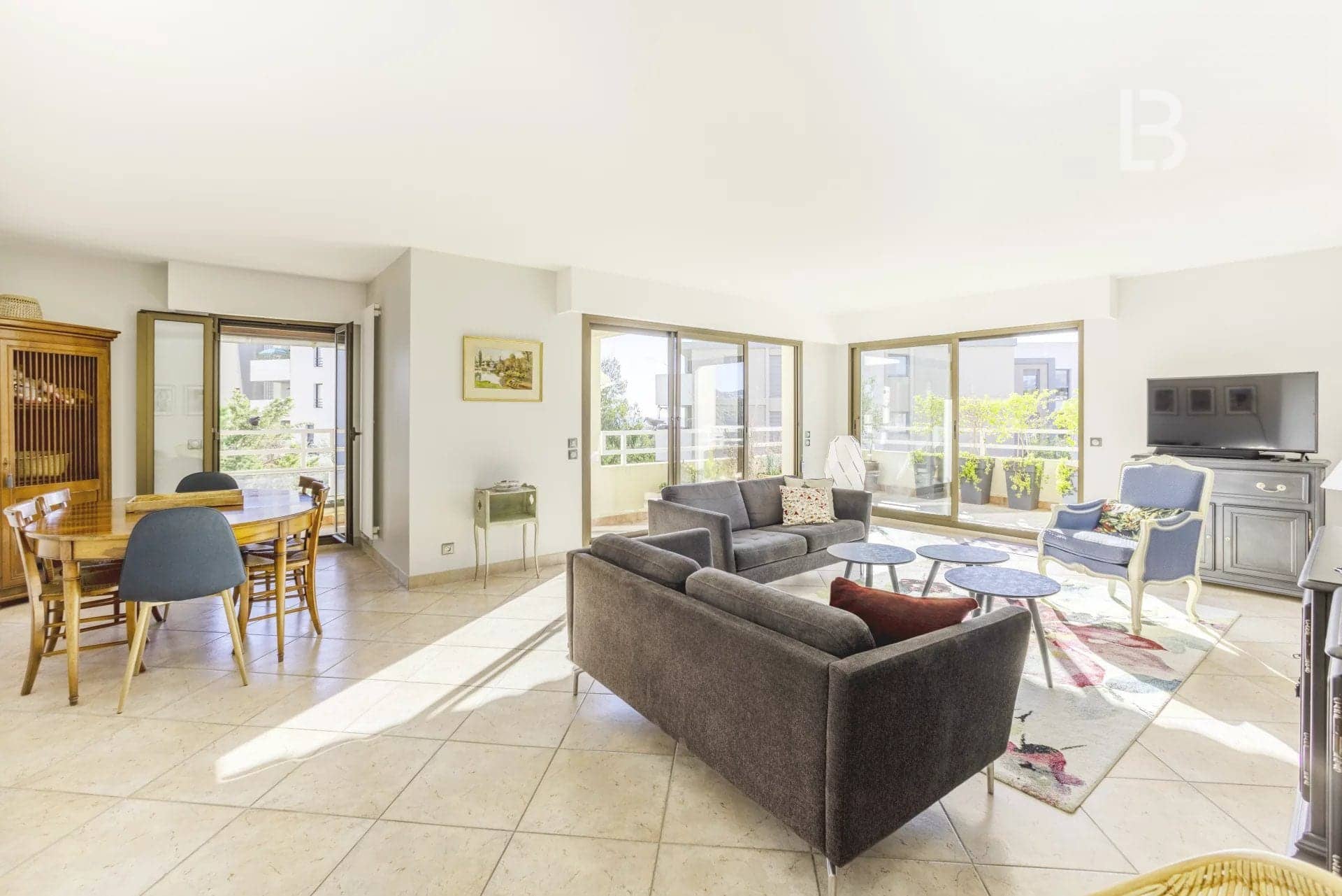 Quartier Saint Jean, bel appartement d'angle de 4 pièces à vendre en dernier étage