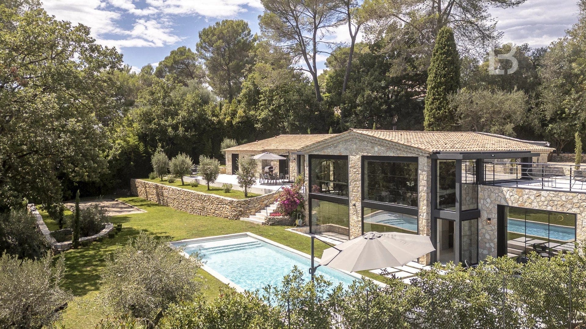 Mas en pierre de 300m2 sur terrain de 2500m2  proche du village de Valbonne