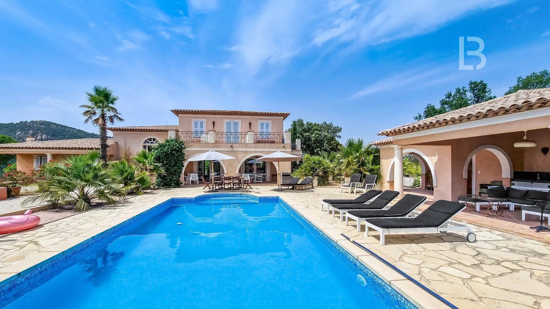 Superbe villa à vendre à Plan de la Tour avec piscine.