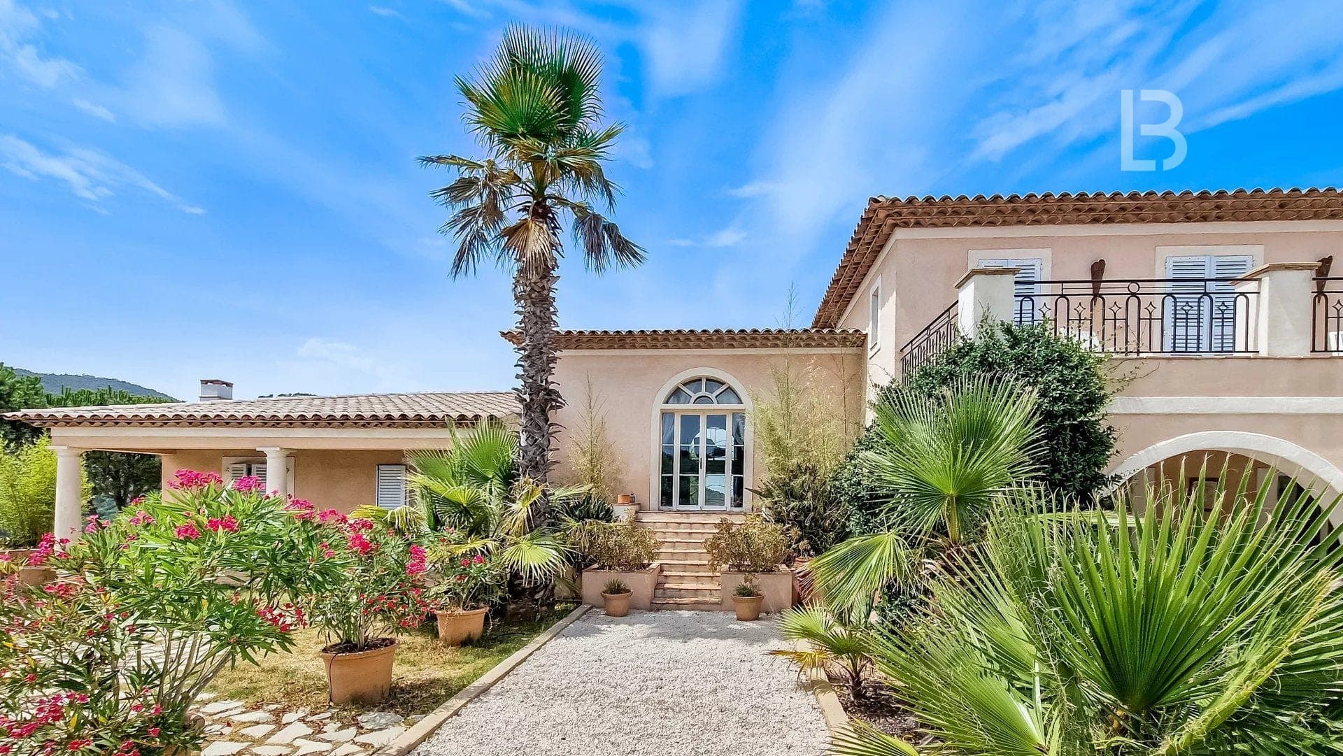Superbe villa à vendre à Plan de la Tour avec piscine. - 2
