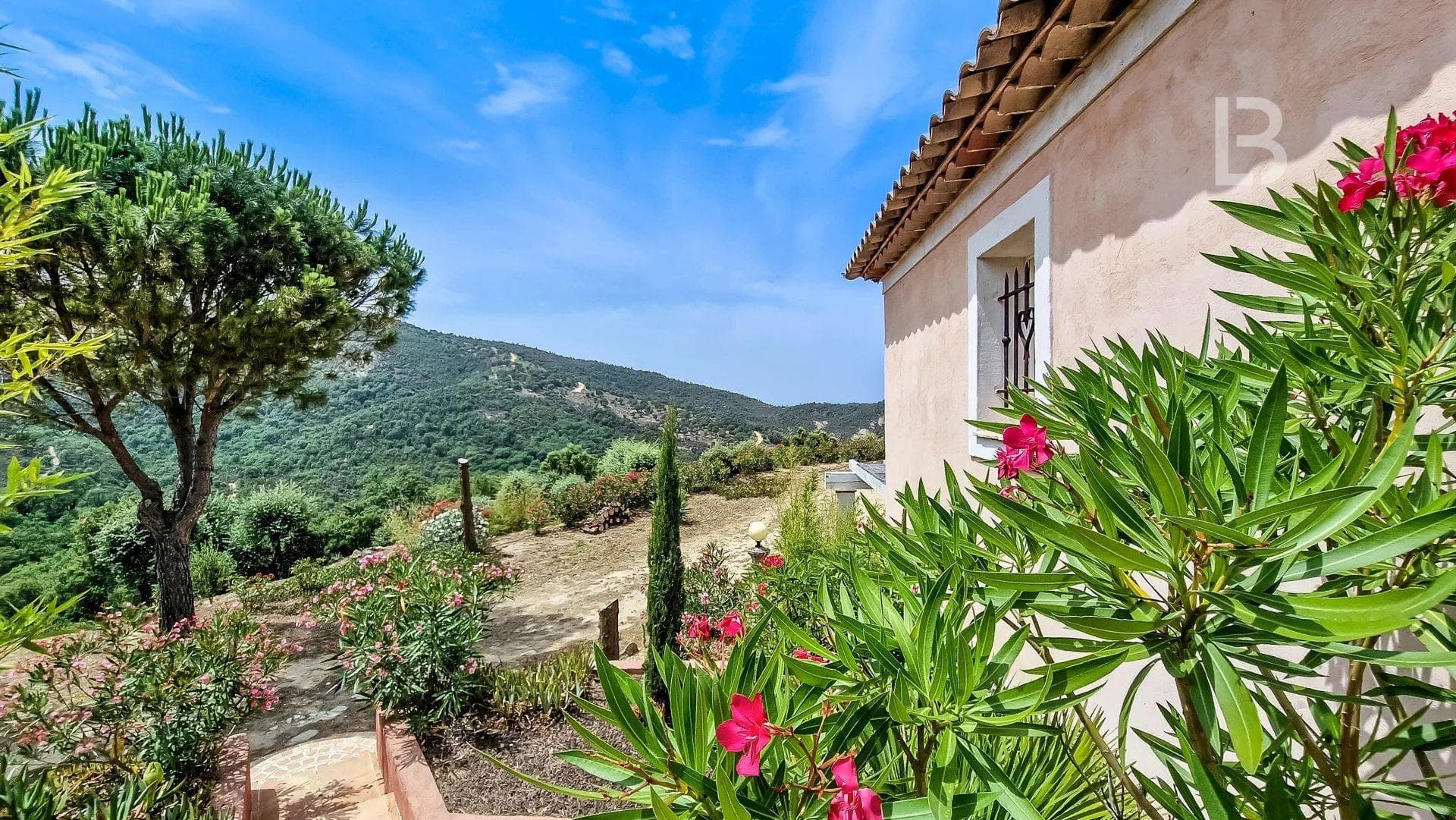 Superbe villa à vendre à Plan de la Tour avec piscine. - 3