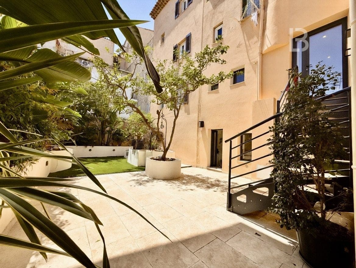 Rare sur le marché : Élégant duplex avec jardin au cœur du Vieil Antibes