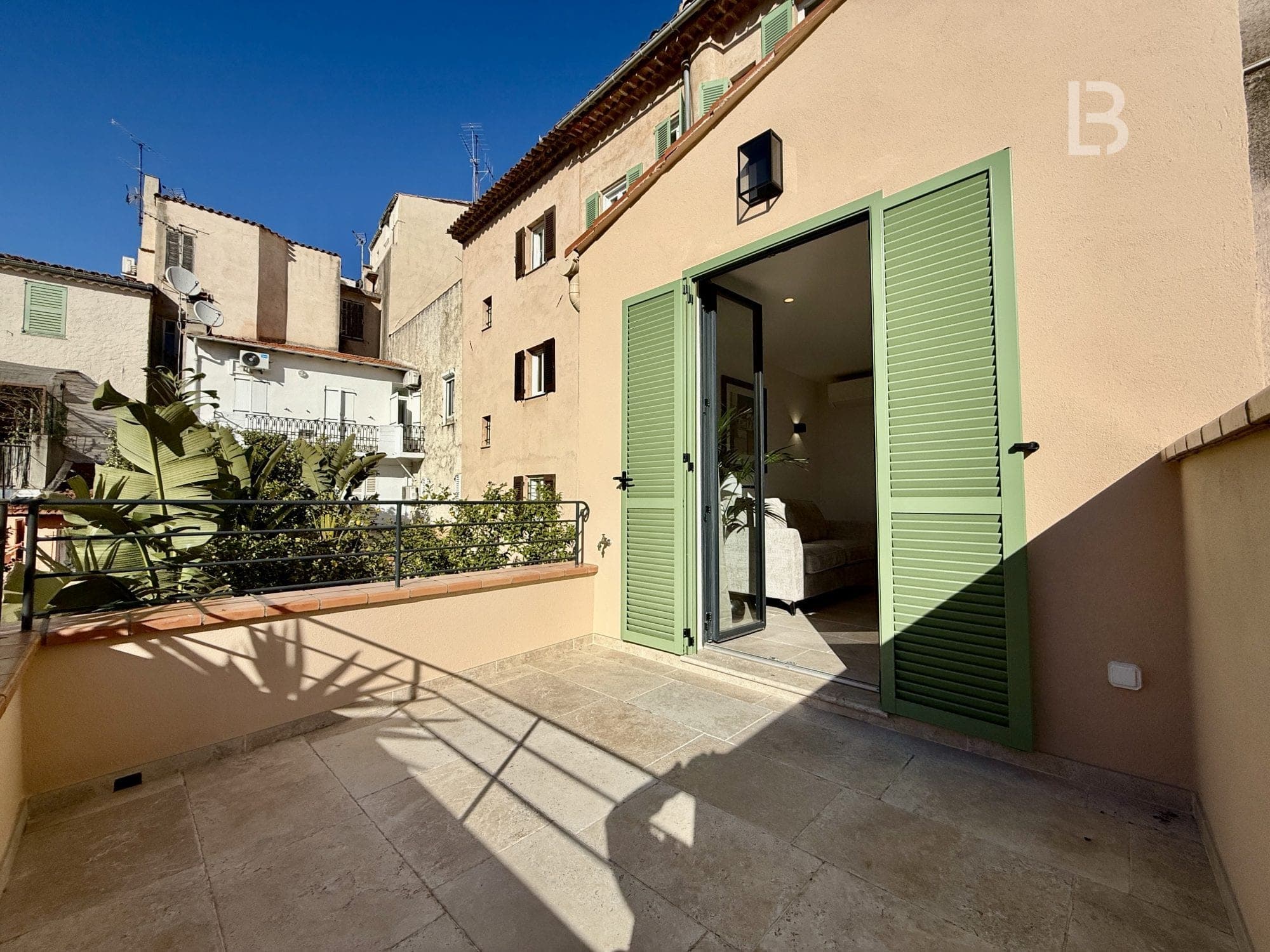 Rare sur le marché : Élégant duplex avec jardin au cœur du Vieil Antibes - 3