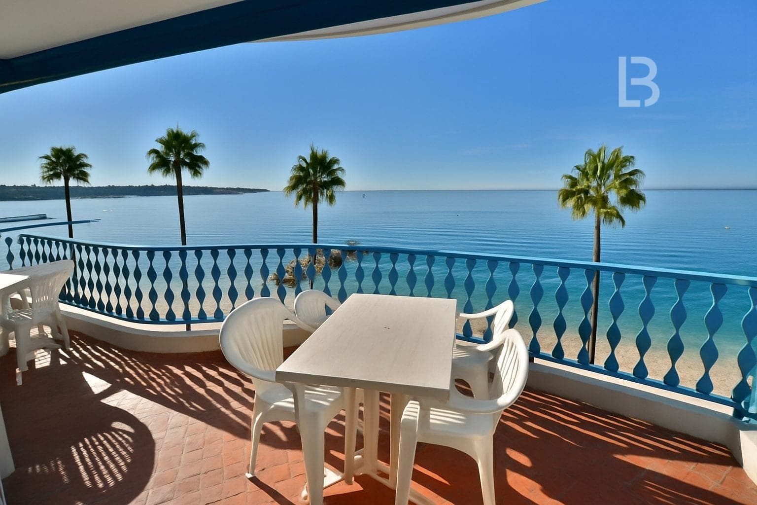 Rare, sur le front de mer de Juan les Pins
