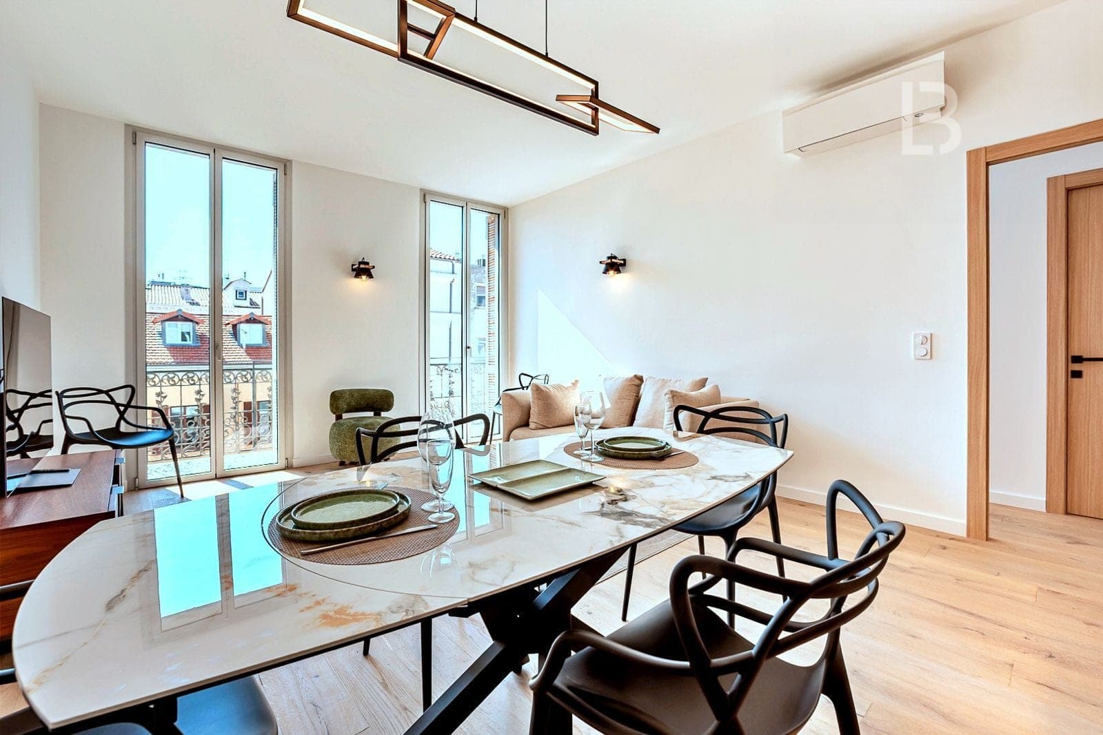 CANNES – RUE HOCHE – DERNIER ÉTAGE – BALCON SUD – RÉNOVATION D’EXCEPTION