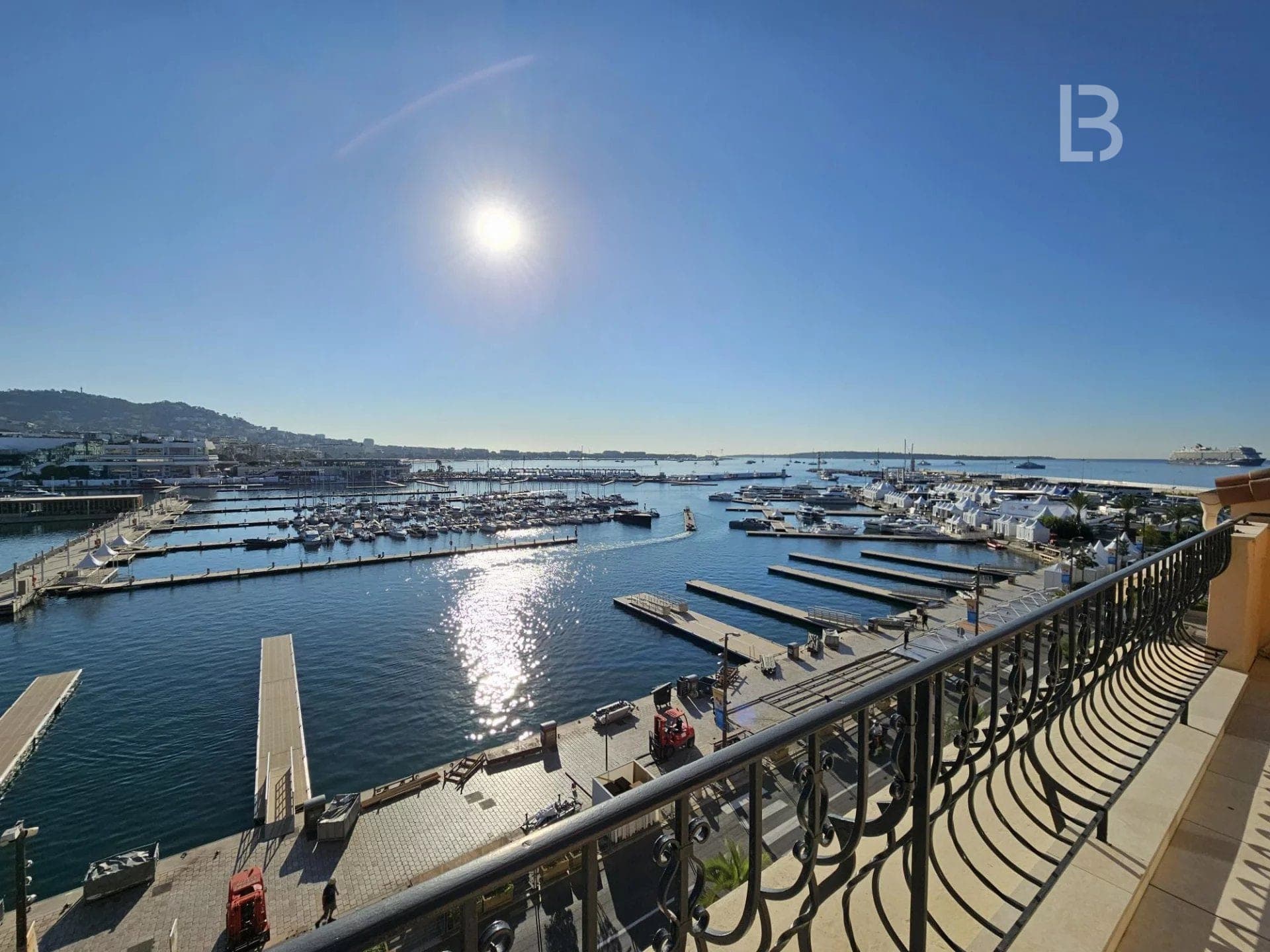 A vendre à Cannes, bel appartement en dernier étage avec vue sur le Port