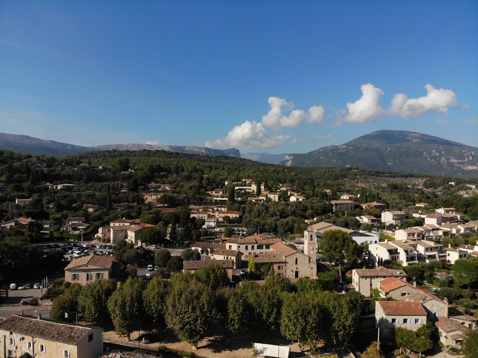 Houses among trees at Le Rouret, with the Préalpes behind