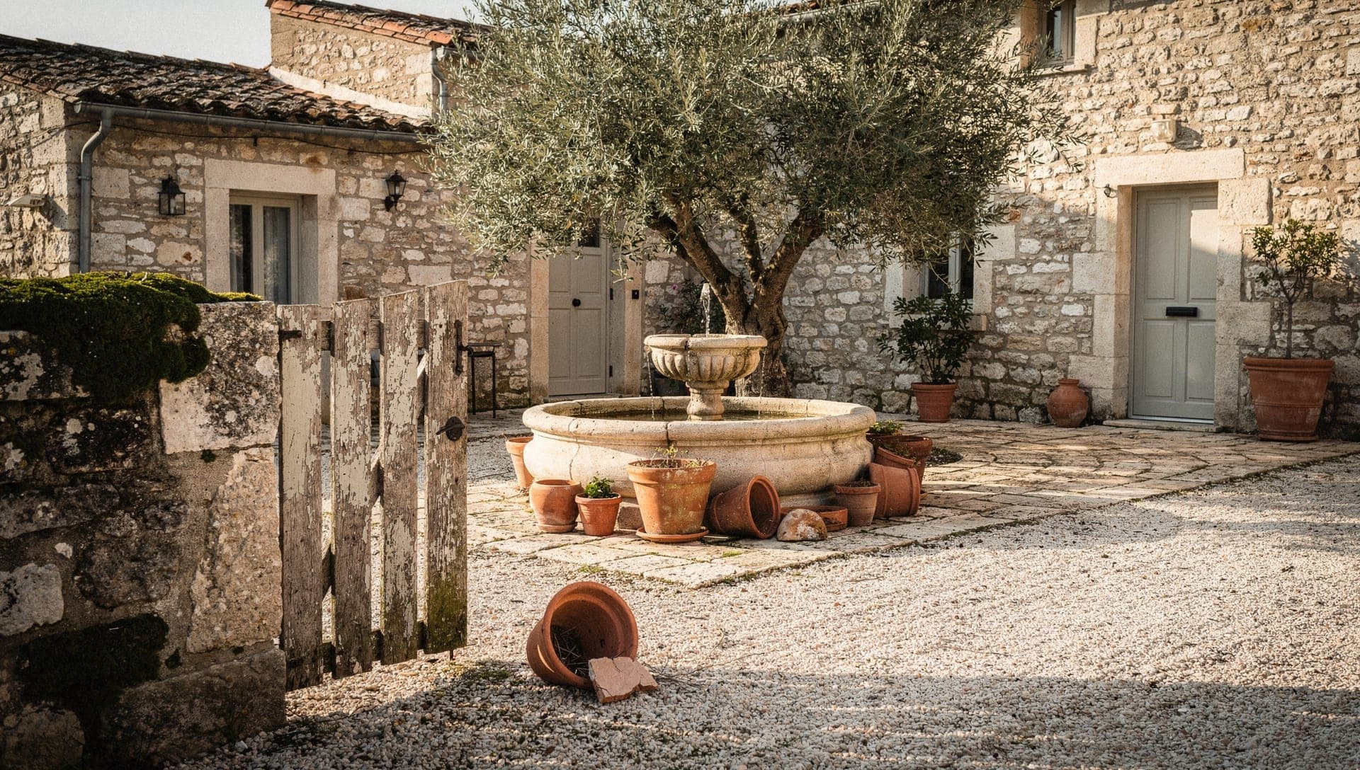Ruelles de pierre et facades a volets de la vieille ville de Grasse grimpant la colline au-dessus de la capitale du parfum au petit matin