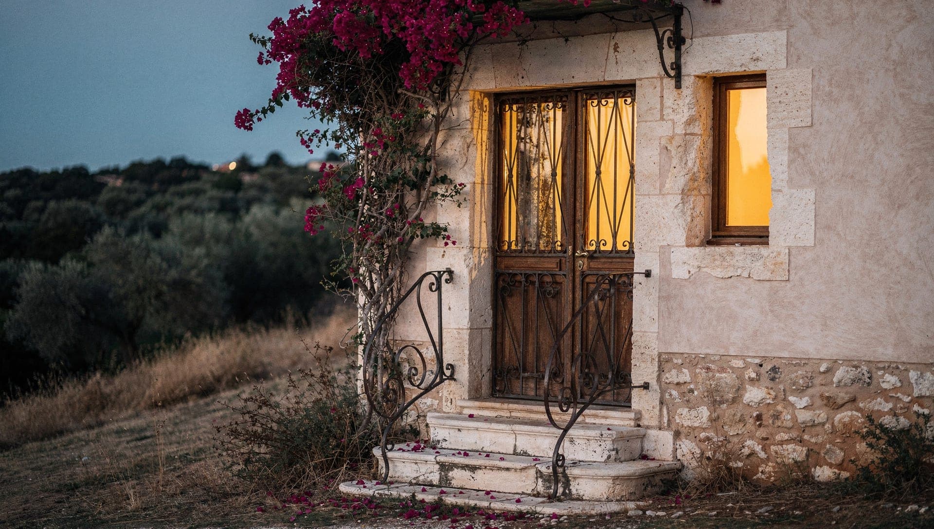 Vue panoramique sur les villages et collines de l'arrière-pays grassois dans les Alpes-Maritimes, sur la Riviera