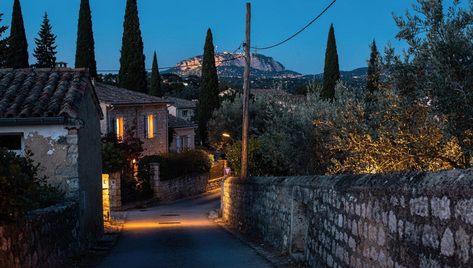 Maisons de pierre du village du Rouret aux toits de terre cuite et restanques d’oliviers au-dessus de la vallée de Pré-du-Lac dans les Alpes-Maritimes au petit matin
