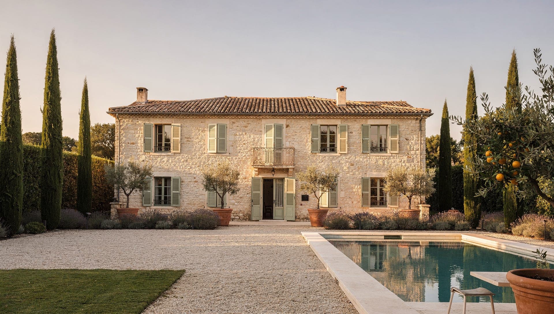 Piscine sur la terrasse d’une villa en pierre dans l’arrière-pays azuréen