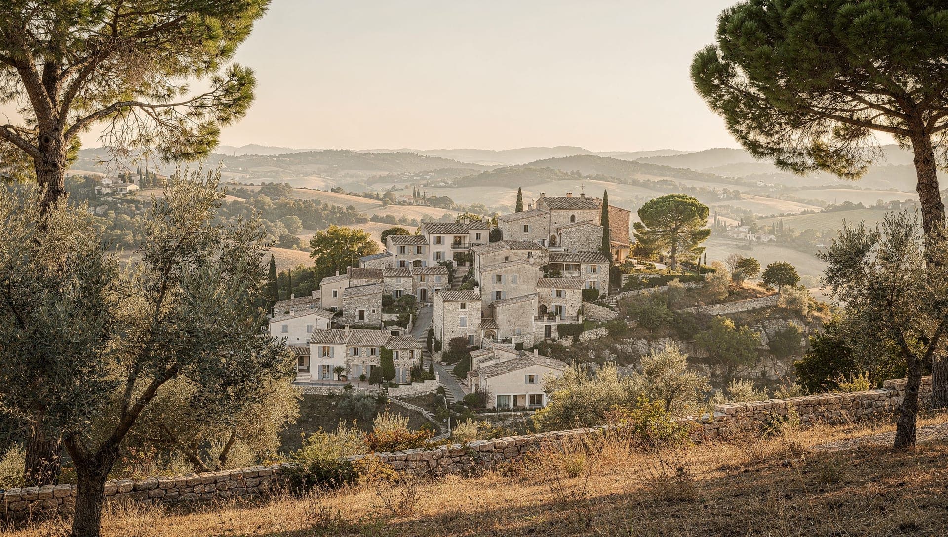Place des Arcades dans le village de Valbonne, Alpes-Maritimes — la place médiévale au cœur de l'adresse la plus marchable de l'arrière-pays azuréen
